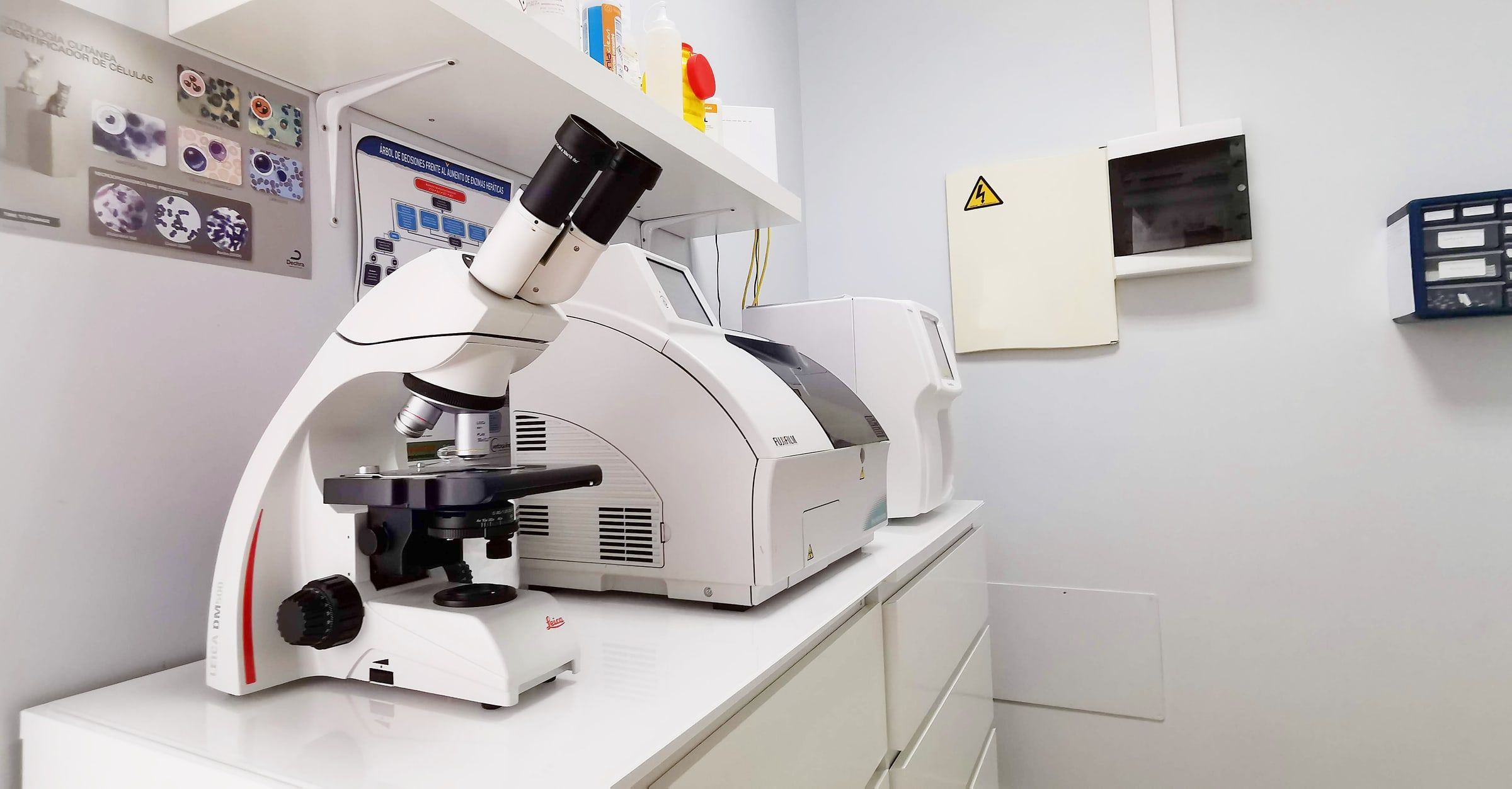 El laboratorio de la clínica, con el microscopio y los analizadores